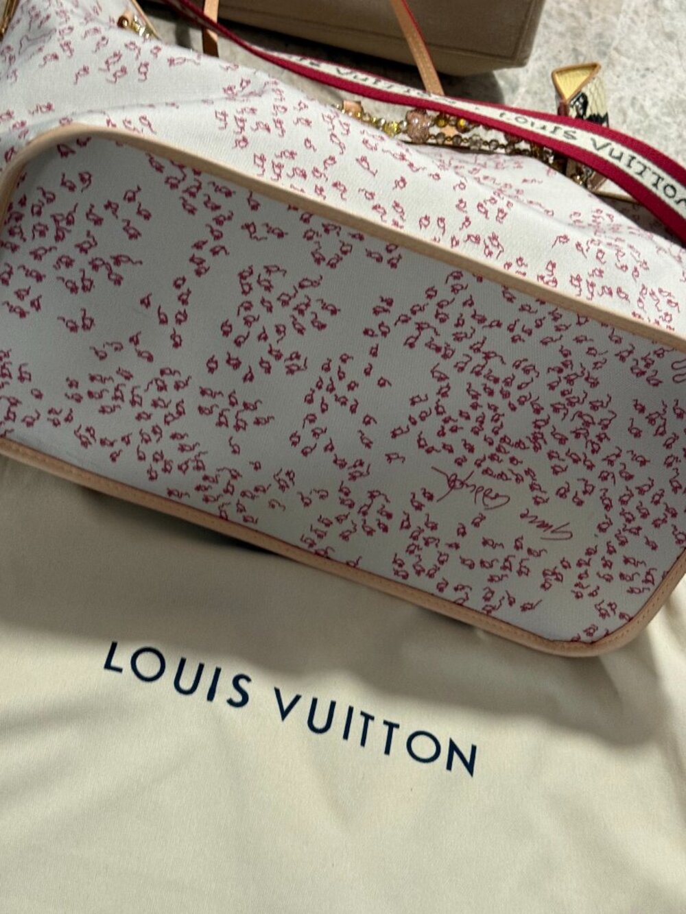 Stunning XL Leather Fashion Tote with Crossbody Strap! New Style Top Quality! - Picture 3 of 8